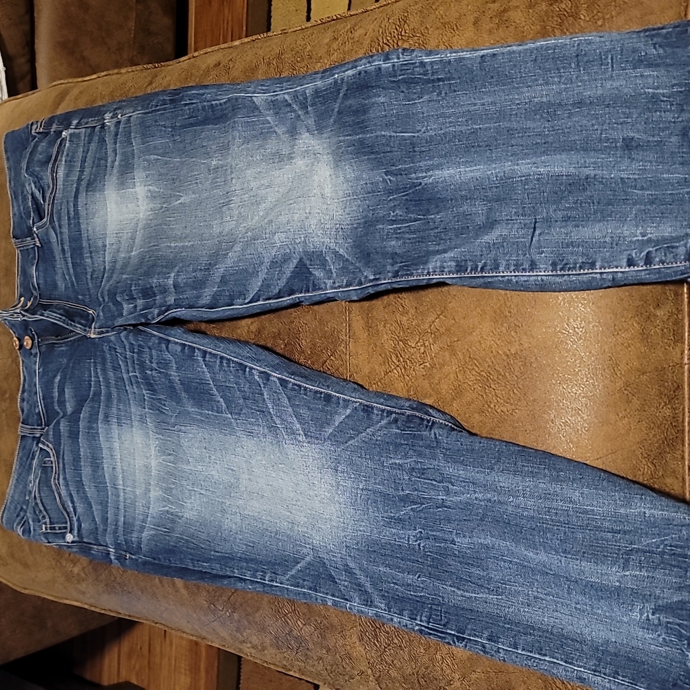 American Eagle Artist Crop